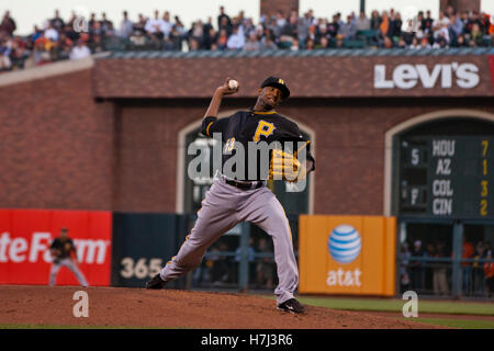 9 août, 2011 ; San Francisco, CA, USA ; le lanceur partant des Pirates de Pittsburgh, James McDonald (53) emplacements contre les Giants de San Francisco au cours de la quatrième manche à AT&T Park. Banque D'Images