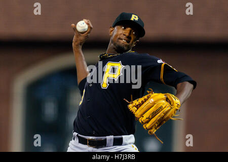 9 août, 2011 ; San Francisco, CA, USA ; le lanceur partant des Pirates de Pittsburgh, James McDonald (53) emplacements contre les Giants de San Francisco au cours de la quatrième manche à AT&T Park. Banque D'Images