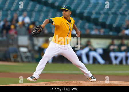 15 août, 2011 ; Oakland, CA, USA ; Oakland Athletics le lanceur partant Gio Gonzalez (47) emplacements contre les Orioles de Baltimore au cours de la première manche à O.co Coliseum. Banque D'Images