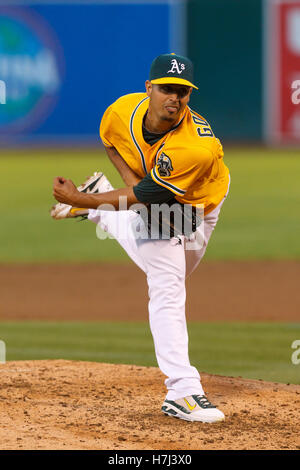 15 août 2011 ; Oakland, CA, États-Unis; le lanceur de départ d'Oakland Athletics, Gio Gonzalez (47), affronte les Orioles de Baltimore lors de la troisième manche à l'O.co Coliseum. Banque D'Images