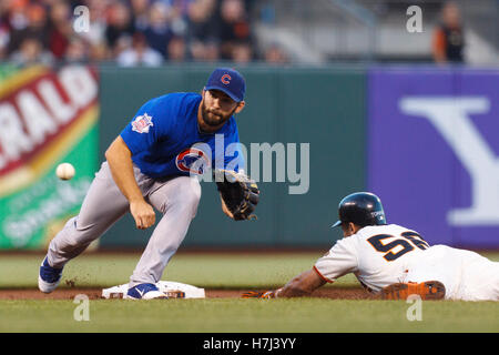 29 août, 2011 ; San Francisco, CA, USA ; San Francisco Giants center fielder Andres Torres (droite) vole la deuxième base de l'avant d'un jet à Chicago Cubs voltigeur gauche Blake DeWitt (à gauche) au cours de la première manche à AT&T Park. Banque D'Images