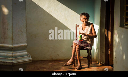 Vieille Femme cubaine chaise sur une bière Banque D'Images