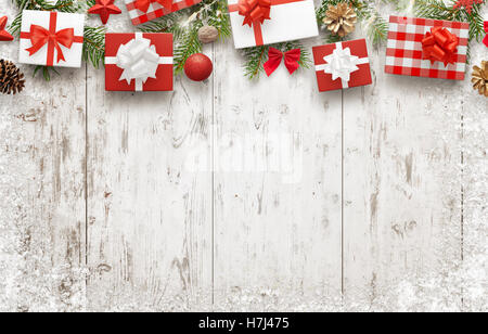 Cadeaux de Noël sur la table en bois blanc avec de l'espace libre pour le texte. Vue de dessus de table. Arbre de Noël et des décorations à côté. Banque D'Images