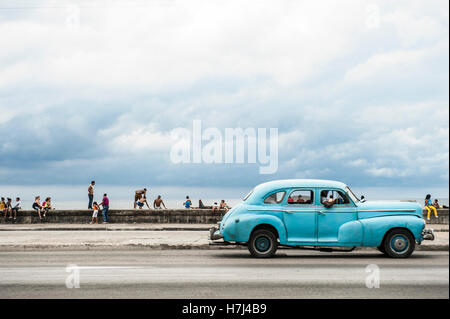 La HAVANE, CUBA - 18 MAI 2011 : Classic vintage voiture américaine siégeant en tant que lecteurs de taxi le long du front de mer Malecón, très populaire auprès des habitants de la Banque D'Images