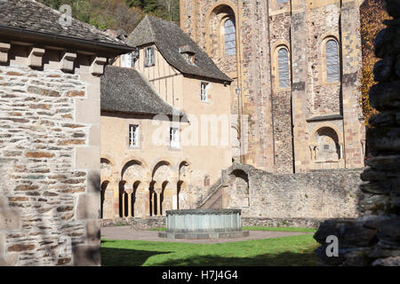 Le cloître de l'abbatiale de Sainte Foy, à Conques (France), qui reçoit un trésor : la statue reliquaire de Sainte Foy. Banque D'Images