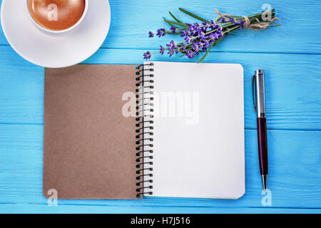 Ordinateur portable blanc, Bouquet de lavande et de tasse de café sur le bureau Banque D'Images