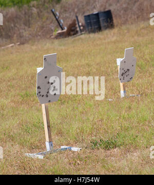 Paire de cibles en acier peint en blanc, qui sont utilisés pour la pratique des armes à feu Banque D'Images