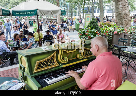 New York City,NY NYC Manhattan,Midtown,Bryant Park,parc public,Upper Terrace,café,piano,adulte,homme hommes,musicien,Russ Kasoff,pianiste,jouer Banque D'Images