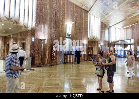 New York City, NY NYC, Manhattan, Midtown, 42nd Street, Chrysler Building, hall, marbre, Art déco, adulte, adulte, homme hommes, femme femme femme femme femme femme, couple, ce Banque D'Images