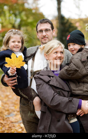 À l'automne de la famille Banque D'Images