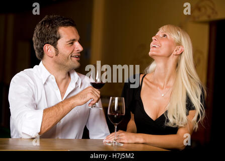 L'homme et de la femme de boire du vin au bar Banque D'Images