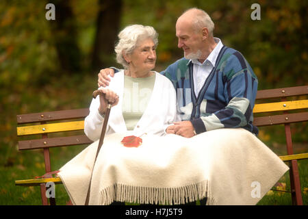 Un vieux couple dans un jardin Banque D'Images