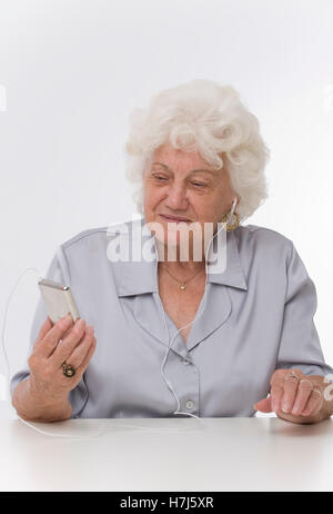 Senior woman avec un iPod Banque D'Images