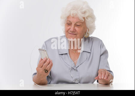 Senior woman avec un iPod Banque D'Images