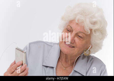 Senior woman avec un iPod Banque D'Images