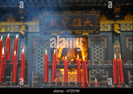 Des bougies devant la statue de Bouddha, la Chine, l'Asie Banque D'Images