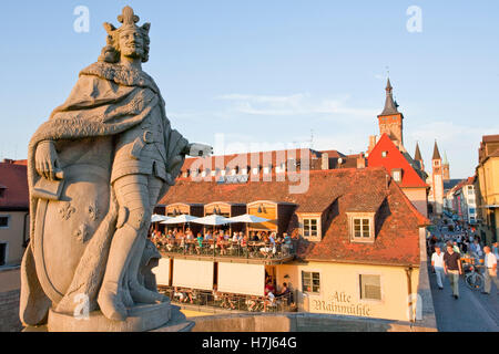 Statue d'un saint sur Old Main Bridge, Alte Mainmuehle Restaurant, personnes, scène de rue, Wuerzburg, Franconia, Bavaria Banque D'Images