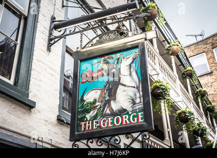 Gros plan du panneau de pub George Inn sur Borough High Street, Southwark, Londres, Angleterre, Royaume-Uni Banque D'Images