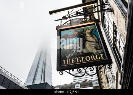 Vue extérieure du panneau pub George Inn et du gratte-ciel Shard sur Borough High Street, Southwark, Londres, Angleterre, Royaume-Uni Banque D'Images