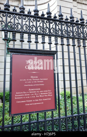 New York City, NY NYC Manhattan, Upper East Side, The Frick Collection, musée d'art, extérieur, clôture en fer forgé, panneau, entrée, horaires, NY160720052 Banque D'Images