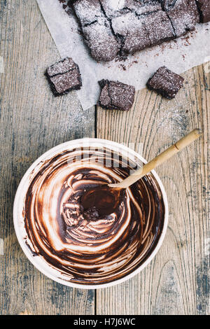 Vide bol, cuillère en bois et des brownies au chocolat Banque D'Images