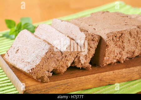 Tranches de halva de chocolat sur une planche à découper Banque D'Images