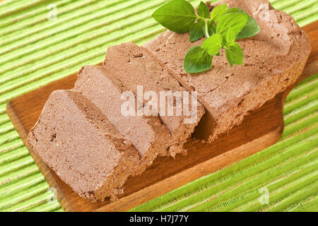 Tranches de halva de chocolat sur une planche à découper Banque D'Images