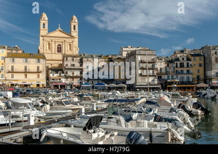 La cathédrale Saint Jean-Baptiste domine le vieux port de Bastia, Haute-Corse, France Banque D'Images