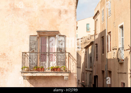 Balcon sur une maison historique dans la vieille ville de Bonifacio, Corse, France Banque D'Images