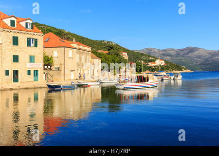 Suđurađ port de l'île de Šipan, plus grande des îles Élaphites près de Dubrovnik, Croatie Banque D'Images