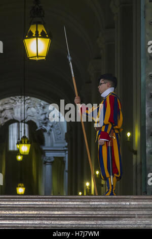 Cité du Vatican, Rome, Italie - Sectember 16, 2015 : la Garde Suisse célèbre dans la Cité du Vatican. Banque D'Images