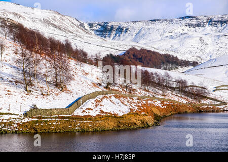 À la recherche de Kinder Kinder vers réservoir chute en hiver.Parc national de Peak District,UK Banque D'Images