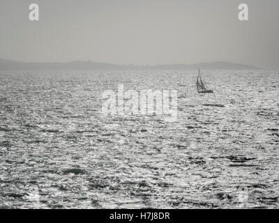 Bateau à voile seul dans stormy sea Banque D'Images