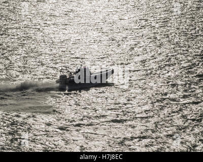 Bateau gonflable rigide à la vitesse, l'arrière allumé Banque D'Images