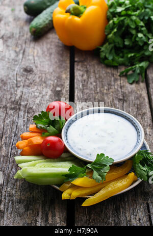 Légumes frais stick et yogourt. Selective focus Banque D'Images