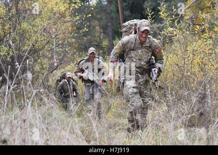 Les soldats danois participent à la course tout terrain au cours de l'Escouade Sniper mieux la concurrence au secteur d'entraînement Grafenwoehr, 26 octobre 2016 en Bavière, Allemagne. Banque D'Images