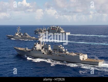 La marine américaine de la classe Arleigh Burke destroyers lance-missiles USS Spruance (avant), USS DECATUR et l'USN Lewis et Clark-classe de navire de munitions à cargaison sèche USNS Carl Brashear vapeur en formation le 27 octobre 2016 dans l'océan Pacifique. Banque D'Images