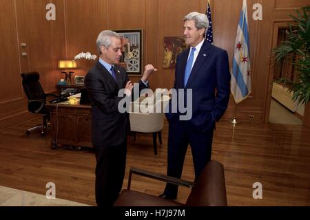 Le maire de Chicago Rahm Emanuel des entretiens avec le secrétaire d'Etat John Kerry en son intérieur de l'Hôtel de Ville le 26 octobre 2016 Bureau de Chicago, Illinois. Banque D'Images