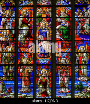 Vitrail représentant le couronnement de la Vierge Marie par la Sainte Trinité, dans la Cathédrale de Saint Rumbold à Malines, Banque D'Images