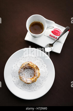 Pastel de nata portugais célèbre snack sucré tarte feuilletée crème oeufs Banque D'Images