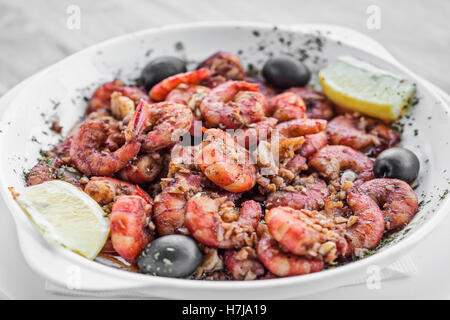 Crevettes fraîches à l'ail frit dans l'huile d'olive fruits de mer portugais snack tapas Banque D'Images