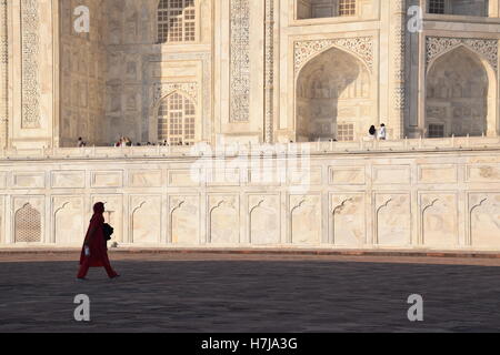 Femme indienne vêtus de rouge à l'intérieur de Taj Mahal à Agra, Uttar Pradesh, Inde Banque D'Images