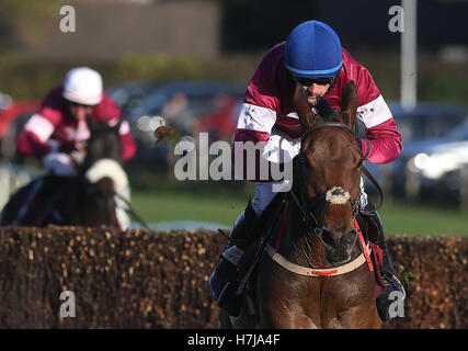 Lido Valseur monté par Ruby Walsh clair de la dernière course sur la façon de gagner le JNwine.com Champion Steeple lors de la deuxième journée de l'Irlande du Nord Le Festival de courses à courses Royal, Lisburn. Banque D'Images