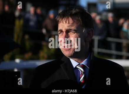 Henry de formateur dans l'anneau Bromhead parade après l'envoi d'Valseur Lido monté par Ruby Walsh pour gagner le JNwine.com Champion Steeple lors de la deuxième journée de l'Irlande du Nord Le Festival de courses à courses Royal, Lisburn. Banque D'Images