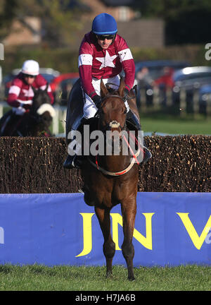 Lido Valseur monté par Ruby Walsh efface le dernier sur la façon de gagner le JNwine.com Champion Steeple lors de la deuxième journée de l'Irlande du Nord Le Festival de courses à courses Royal, Lisburn. Banque D'Images