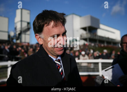 Henry de formateur dans l'anneau Bromhead parade après l'envoi d'Valseur Lido monté par Ruby Walsh pour gagner le JNwine.com Champion Steeple lors de la deuxième journée de l'Irlande du Nord Le Festival de courses à courses Royal, Lisburn. Banque D'Images