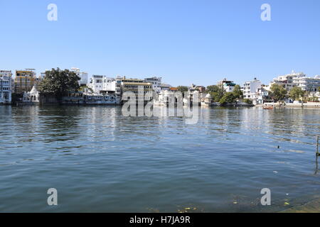 Les bâtiments le long du lac Pichola à Udaipur, Rajasthan, Inde Banque D'Images