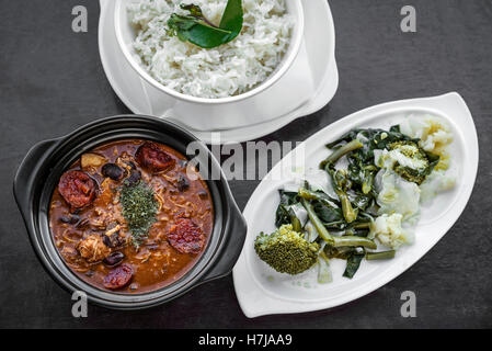 La feijoada de poulet épicé au chorizo portugais traditionnel ragoût de haricots rustique repas Banque D'Images