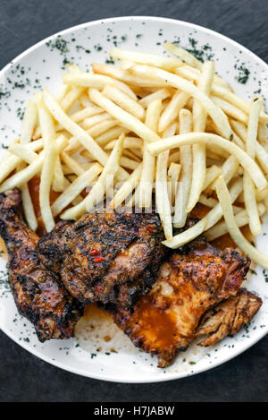 Piri Piri portugais célèbre poulet épicé avec frites meal Banque D'Images