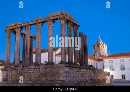 Le temple romain de Diana en face de la cathédrale Santa Maria, au crépuscule, Evora, Alentejo, Portugal, Site du patrimoine mondial de l'UNESCO Banque D'Images